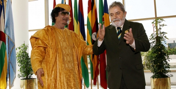 Lula Lybia معمر القذافي‎ Muʿammar al-Qaḏḏāfī tendo seu saco puxado pelo apedeuta